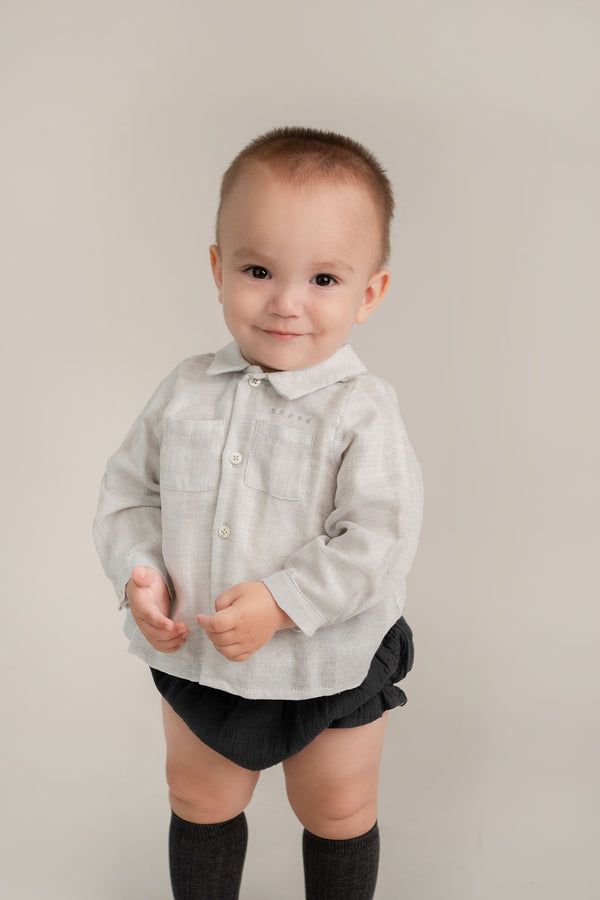 Camisa Gris Bolsillos En Delantero Cuello Peter Pan