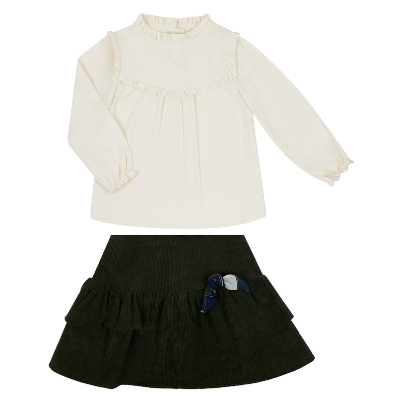 Conj. Blusa Con Olan En Pecho Y Escote Nata Con Falda Pana Olivo Con Peto Cadera Y Olanes