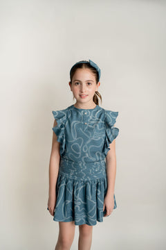 Conj. Blusa Olanes En Talle Azul Y Falda Alforzas Peto Delantero