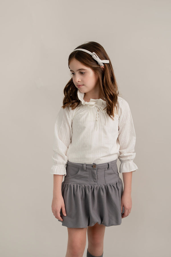 Conj. Blusa Rayas Off White Plumetti Y Lurex Jareta Moño Con Falda Tejido De Punto Gris Y Bolsillos
