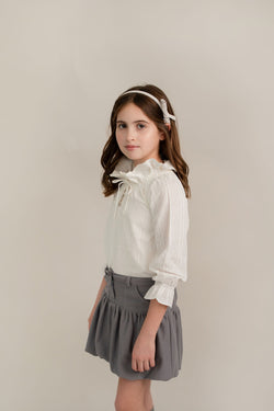 Conj. Blusa Rayas Off White Plumetti Y Lurex Jareta Moño Con Falda Tejido De Punto Gris Y Bolsillos