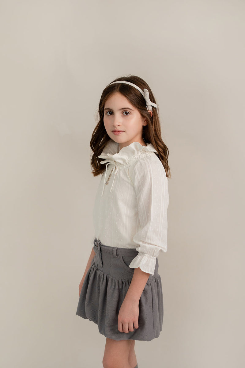 Conj. Blusa Rayas Off White Plumetti Y Lurex Jareta Moño Con Falda Tejido De Punto Gris Y Bolsillos