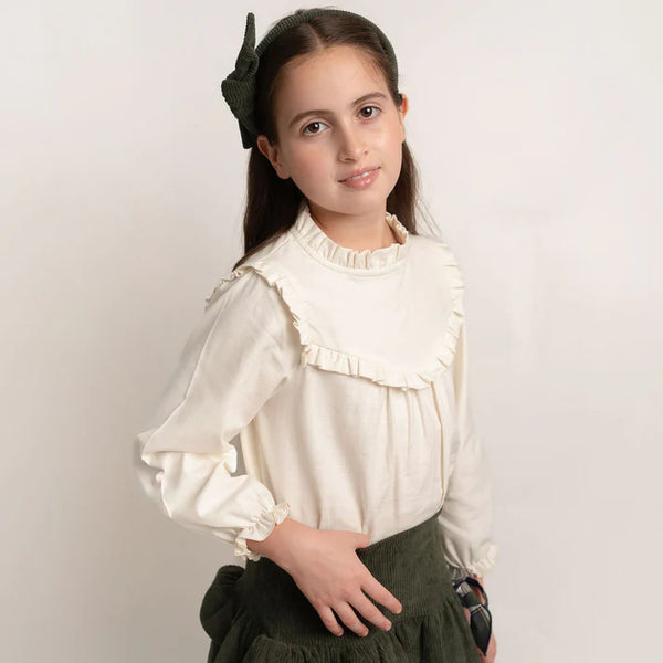 Conj. Blusa Con Olan En Pecho Y Escote Nata Con Falda Pana Olivo Con Peto Cadera Y Olanes