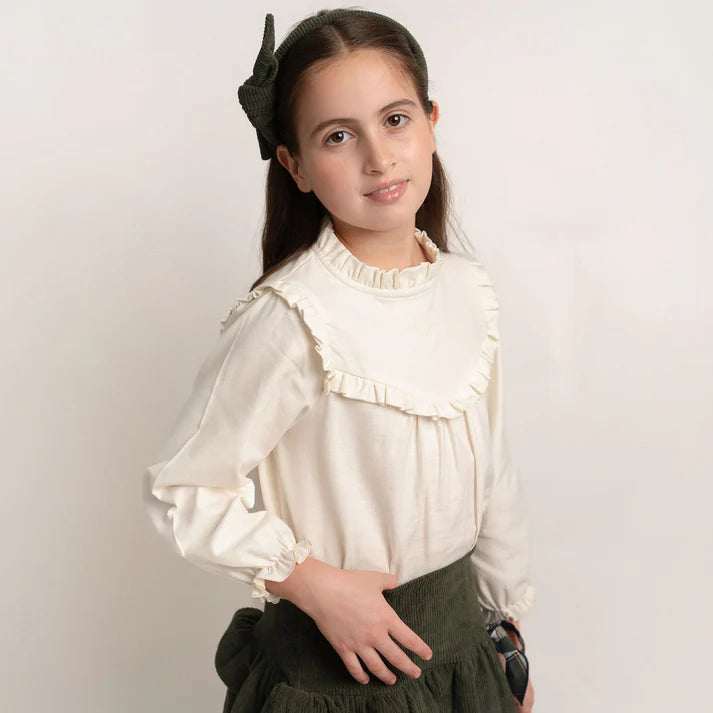 Conj. Blusa Con Olan En Pecho Y Escote Nata Con Falda Pana Olivo Con Peto Cadera Y Olanes