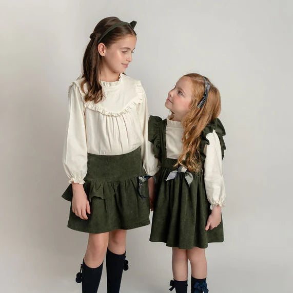 Conj. Jumper Pana Olivo Con Olanes En Tirantes Y Blusa Con Olan Escote Nata