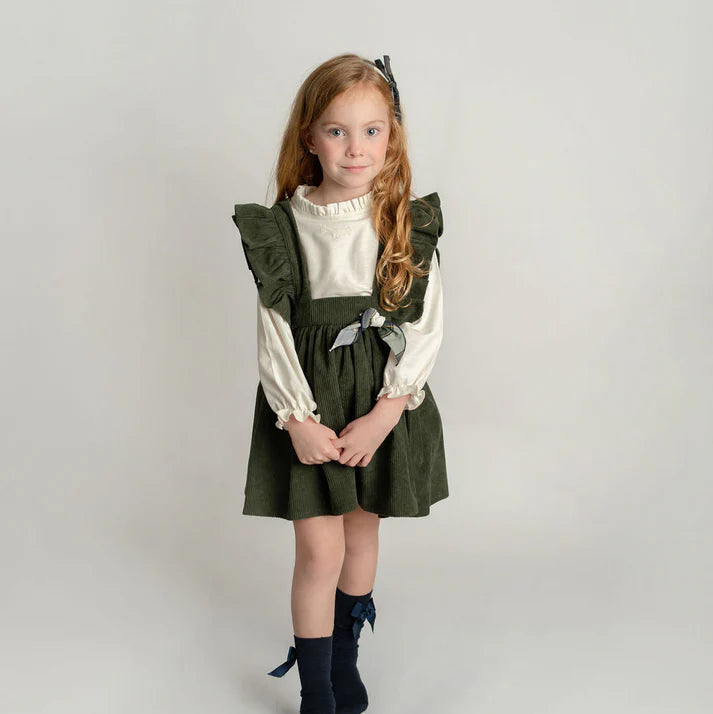 Conj. Jumper Pana Olivo Con Olanes En Tirantes Y Blusa Con Olan Escote Nata