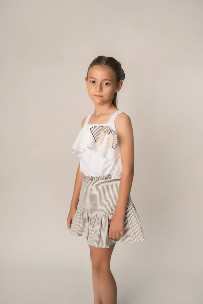 CONJ. BLUSA BLANCA TIRANTES Y FALDA RAYAS CON OLAN DESNIVEL