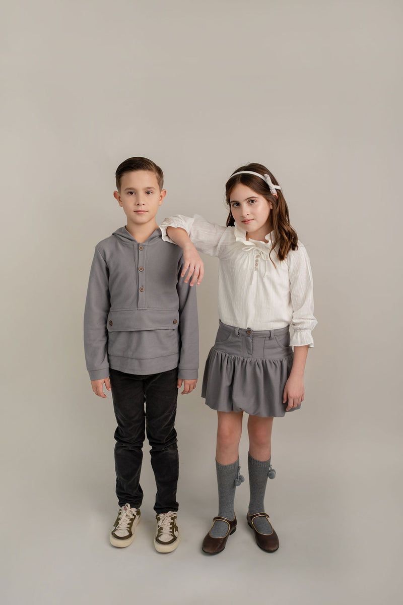 Sudadera Gris Con Media Aletilla Capucha Y Cartera Y Bolsillo Canguro
